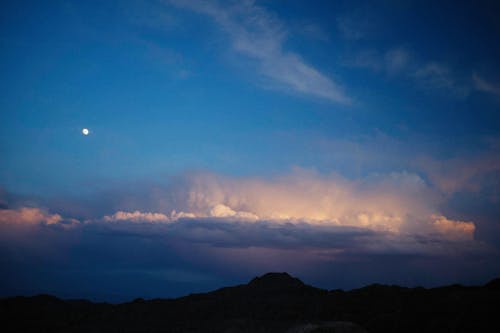 Immagine gratuita di cielo azzurro, luna, montagne