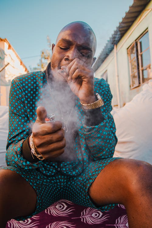 Kostnadsfri bild av afrikansk man, cigarett, håller