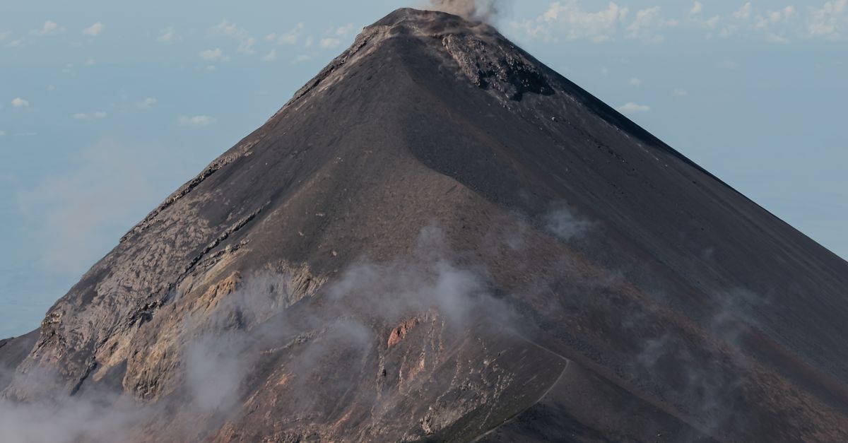 Volcanes con alta densidad poblacional y monitoreo constante