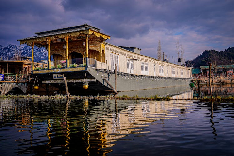 Howrah Houseboat In Srinagar