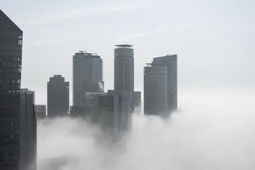 Безкоштовне стокове фото на тему «висотні будівлі, відтінки сірого, горизонт»