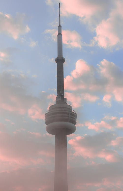 beyaz bulutlar, cn kulesi, dikey atış içeren Ücretsiz stok fotoğraf