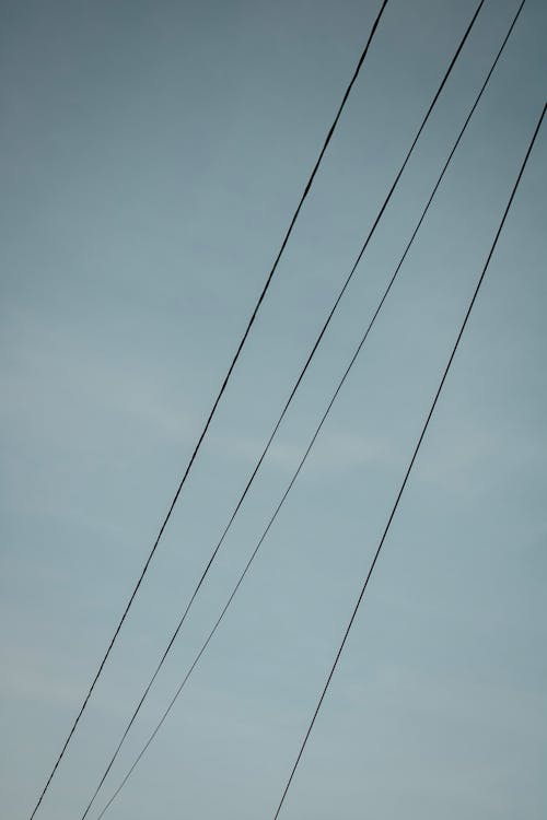 Foto profissional grátis de ângulo baixo, céu azul, eletricidade