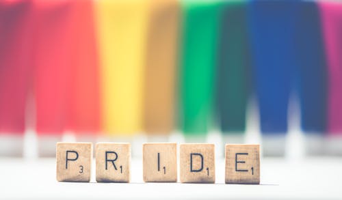 Scrabble Pride'ın Beyaz Ve çok Renkli Arka Planda Seçmeli Odaklı Fotoğrafçılığı