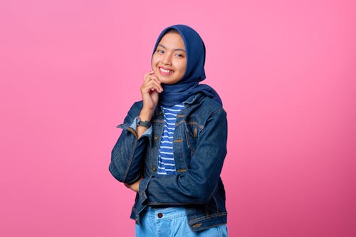 Foto d'estoc gratuïta de fons rosa, foto vertical, hijab