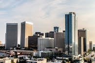 比佛利山庄的城市景观以高耸的摩天大楼和当代建筑为特色，充满现代感