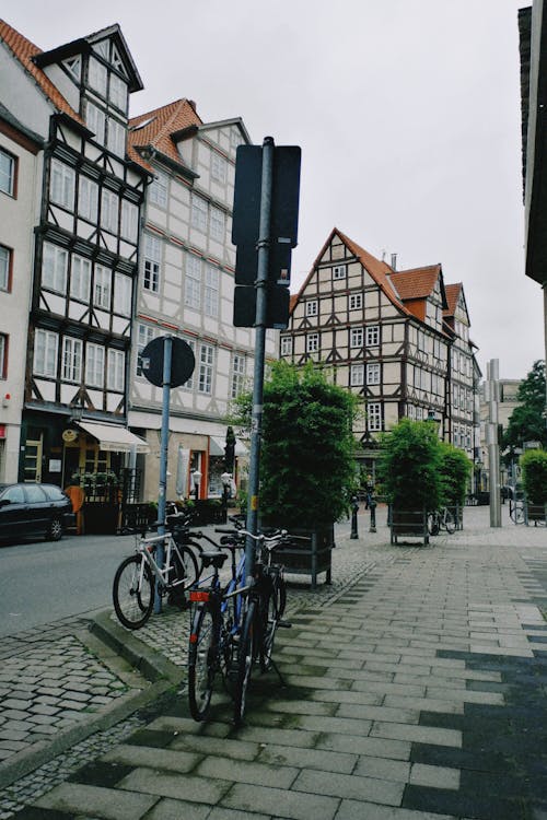 Foto d'estoc gratuïta de carrer, carretera, edificis