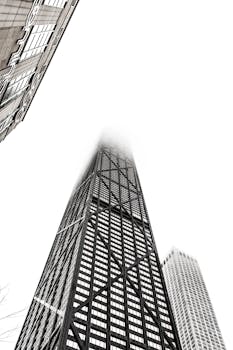 黑白拍摄的芝加哥约翰·汉考克中心低角度雾气镜头