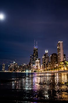 迷人的芝加哥天际线灯光在夜间倒映在密歇根湖中