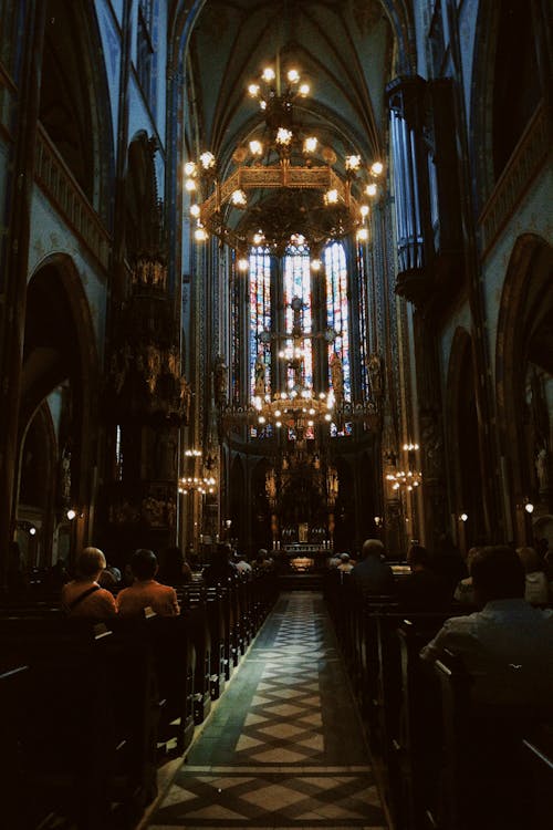 Foto profissional grátis de arquitetura, cadeiras, candelabros