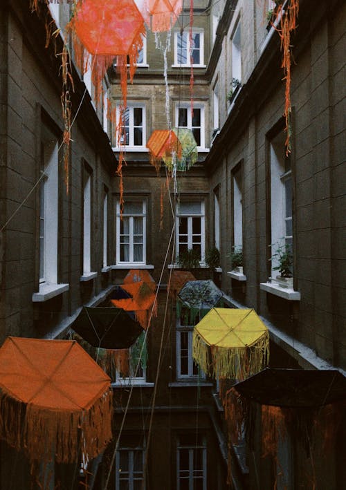 Foto profissional grátis de decorações, guarda-chuvas, janelas