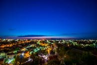 暮色天空下，一张小镇的迷人鸟瞰图被灯光点亮，展现出充满活力的景象