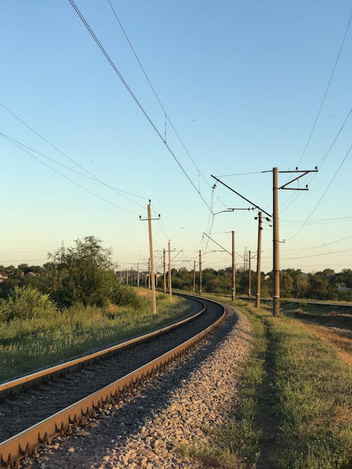 Kostenloses Stock Foto zu eisenbahn, elektro beiträge, vertikaler schuss