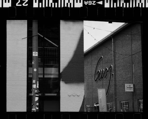 Fotobanka s bezplatnými fotkami na tému budova, cedule, čierny a biely