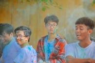 年轻的朋友们在户外涂满五颜六色的粉末，一起庆祝