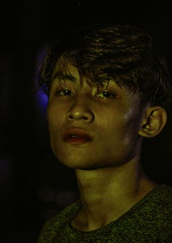 弱光环境下一位年轻男子的戏剧性肖像