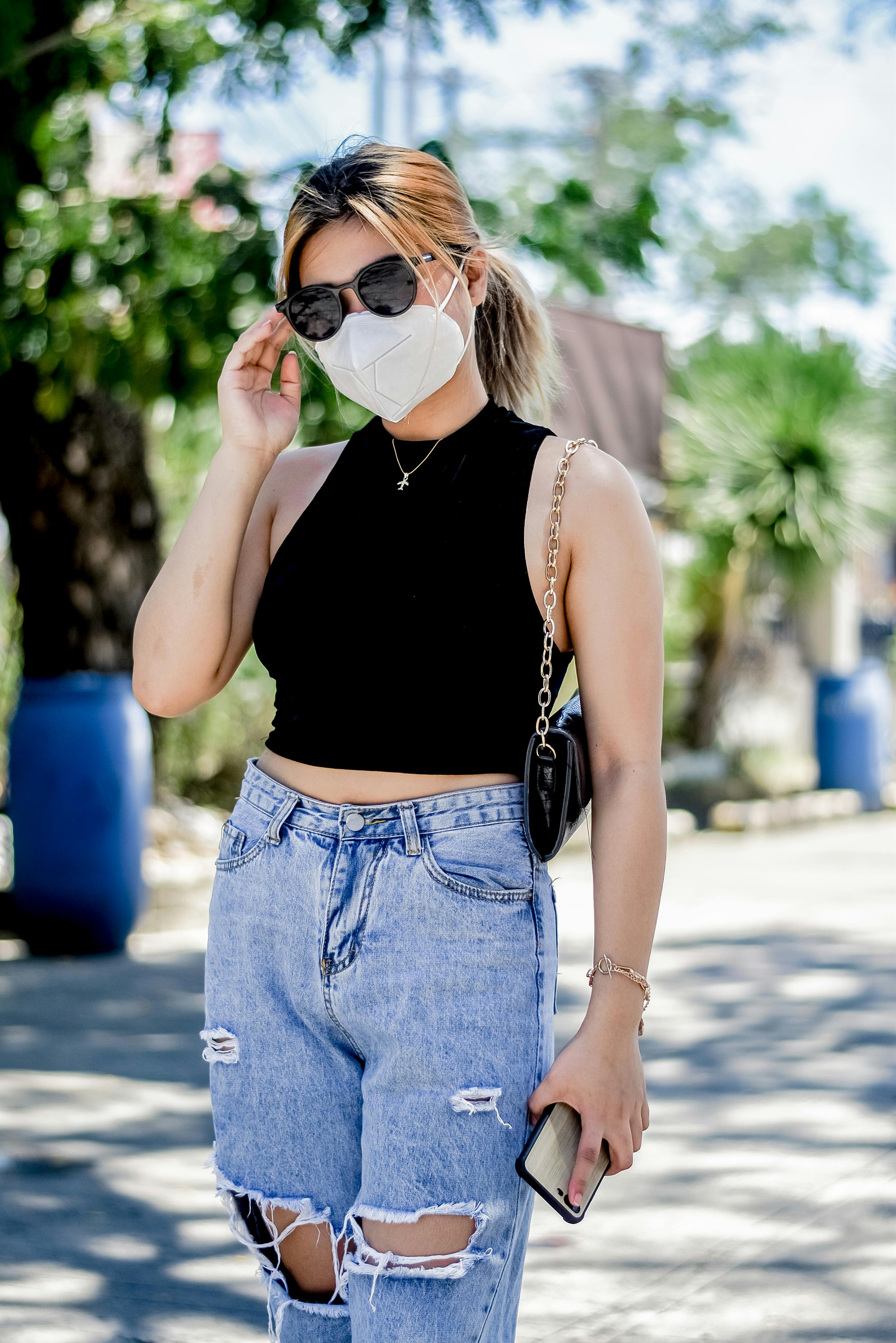 Crop top and on sale ripped jeans outfit