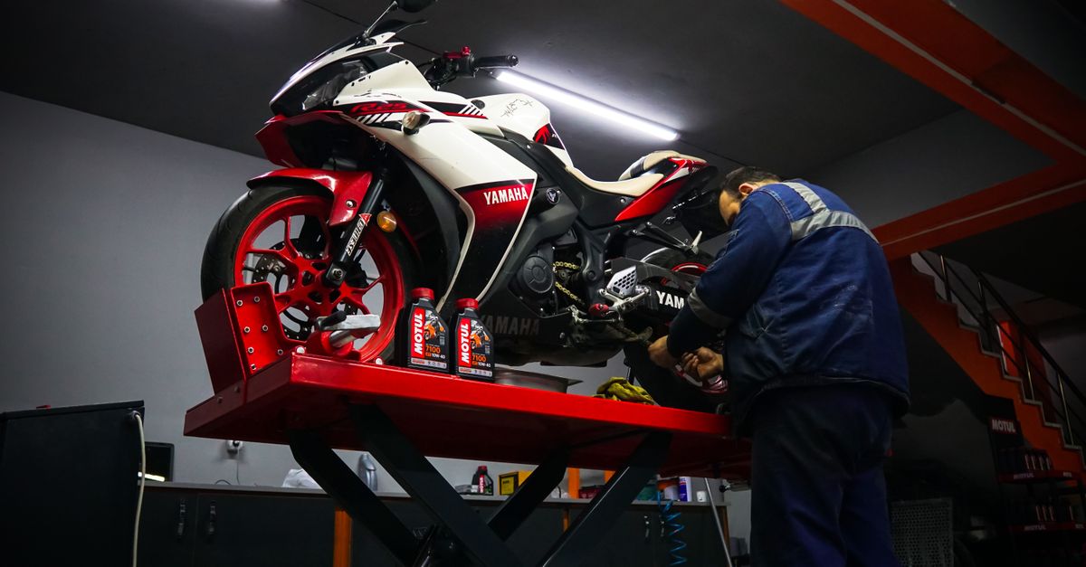 Foto de moto en Auto mechanic repairing a Yamaha motorbike in a garage. · ServiMotriz Villavicencio