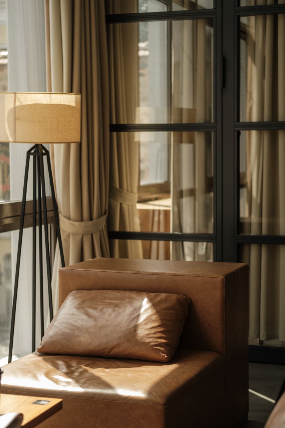 Fauteuil avec coussin et lampadaire dans un intérieur