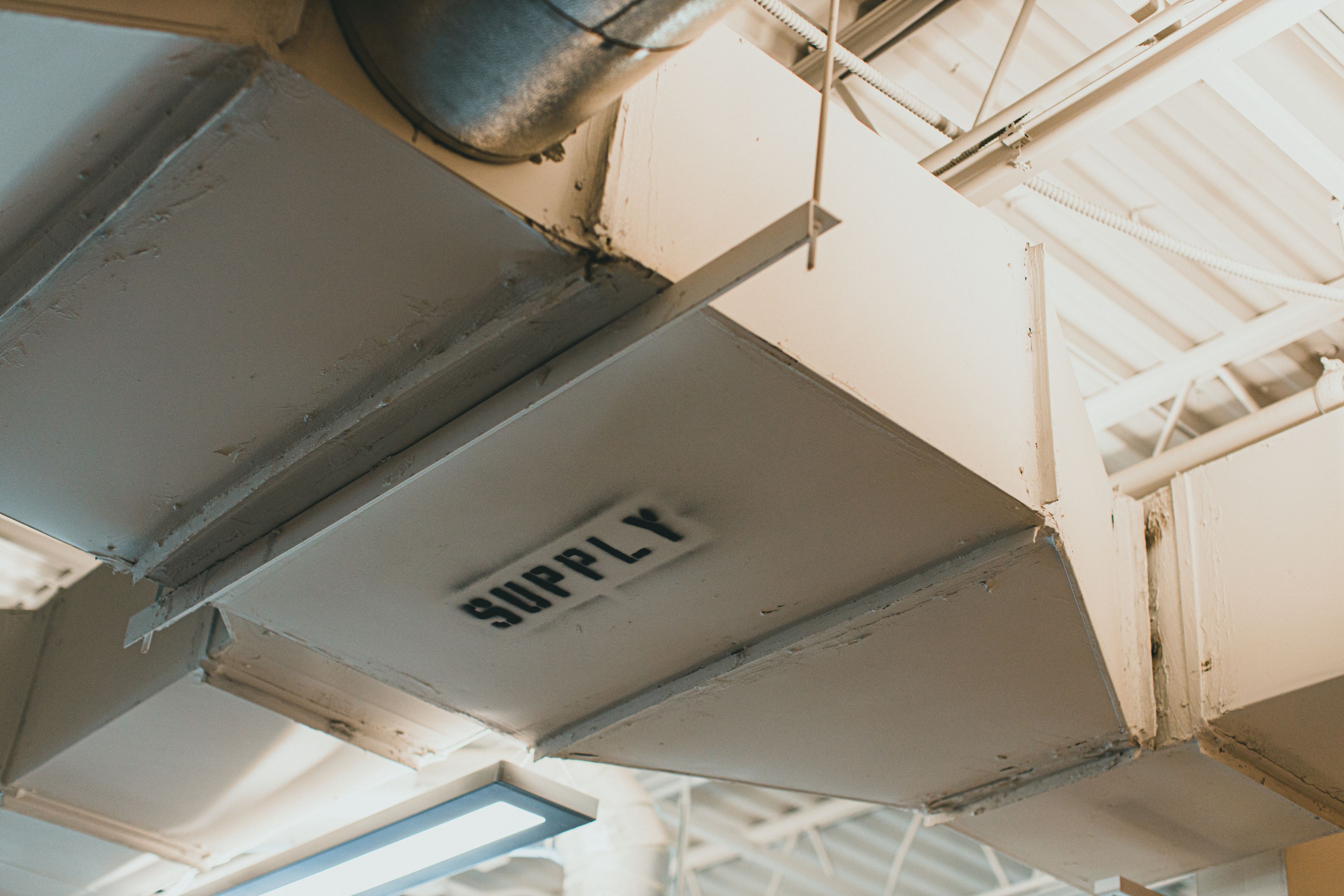 Conduit de ventilation métallique repéré et étiqueté, équipé d'un accès permettant son entretien intérieur