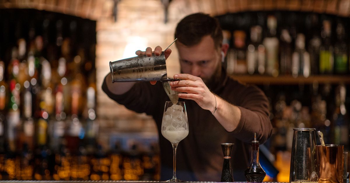 Guide Complet des Techniques de Mixologie pour Cocktails Réussis
