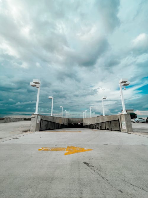 Foto profissional grátis de céu azul, desocupado, estacionamento