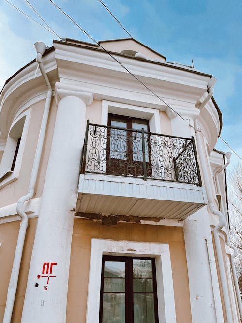 Immagine gratuita di architettonico, balcone, edificio bianco