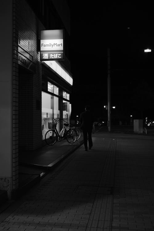 Fotos de stock gratuitas de blanco y negro, calle, caminando