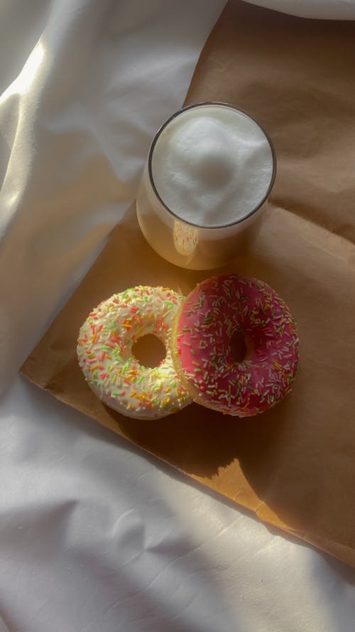 Gratis stockfoto met bovenaanzicht, donuts, drinken