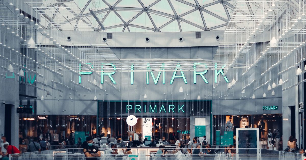 Photo by El gringo photo Spacious shopping mall interior featuring glass walls and Primark storefront.