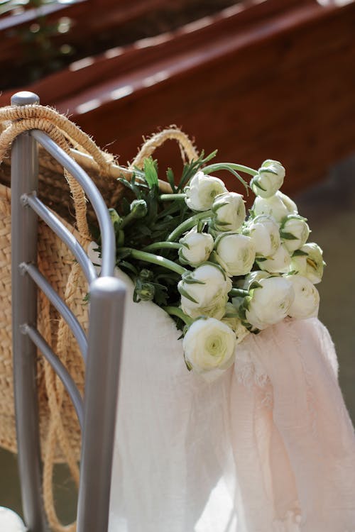 Immagine gratuita di bouquet, cesto intrecciato, fiori bianchi