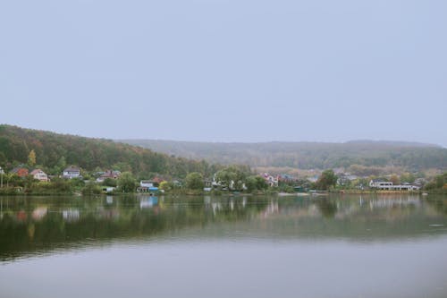 Foto d'estoc gratuïta de cel gris, fotografia de natura, llac
