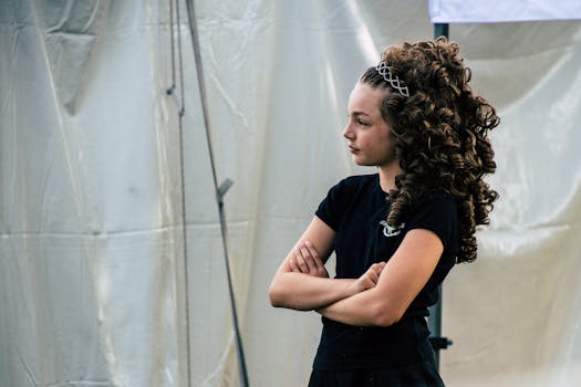 一位卷发的年轻女孩自信地站在户外