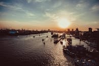 汉堡港日落时的壮丽景色，船只与天际线的轮廓