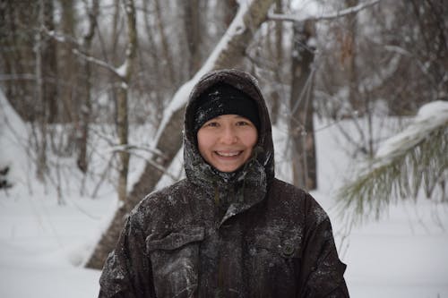 Foto profissional grátis de coberto de neve, com frio, expressão facial