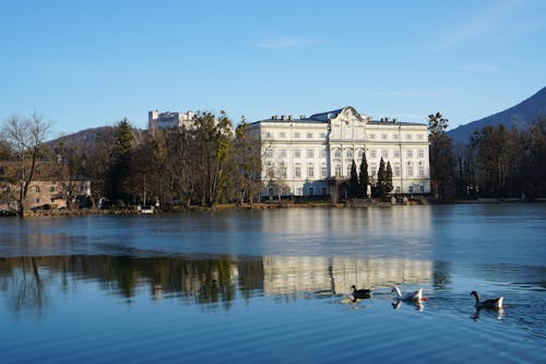 Kostenloses Stock Foto zu blauer himmel, gebäude, Leopoldskron-Palast