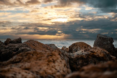 бесплатная Коричневые скалы с видом на водоем Стоковое фото