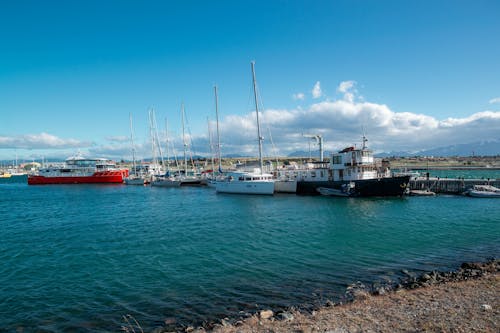 Бесплатное стоковое фото с берег, голубое небо, лодки