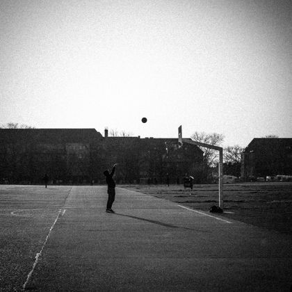 Lone shooter on an open court in black and white, photo by Ememe . on Pexels