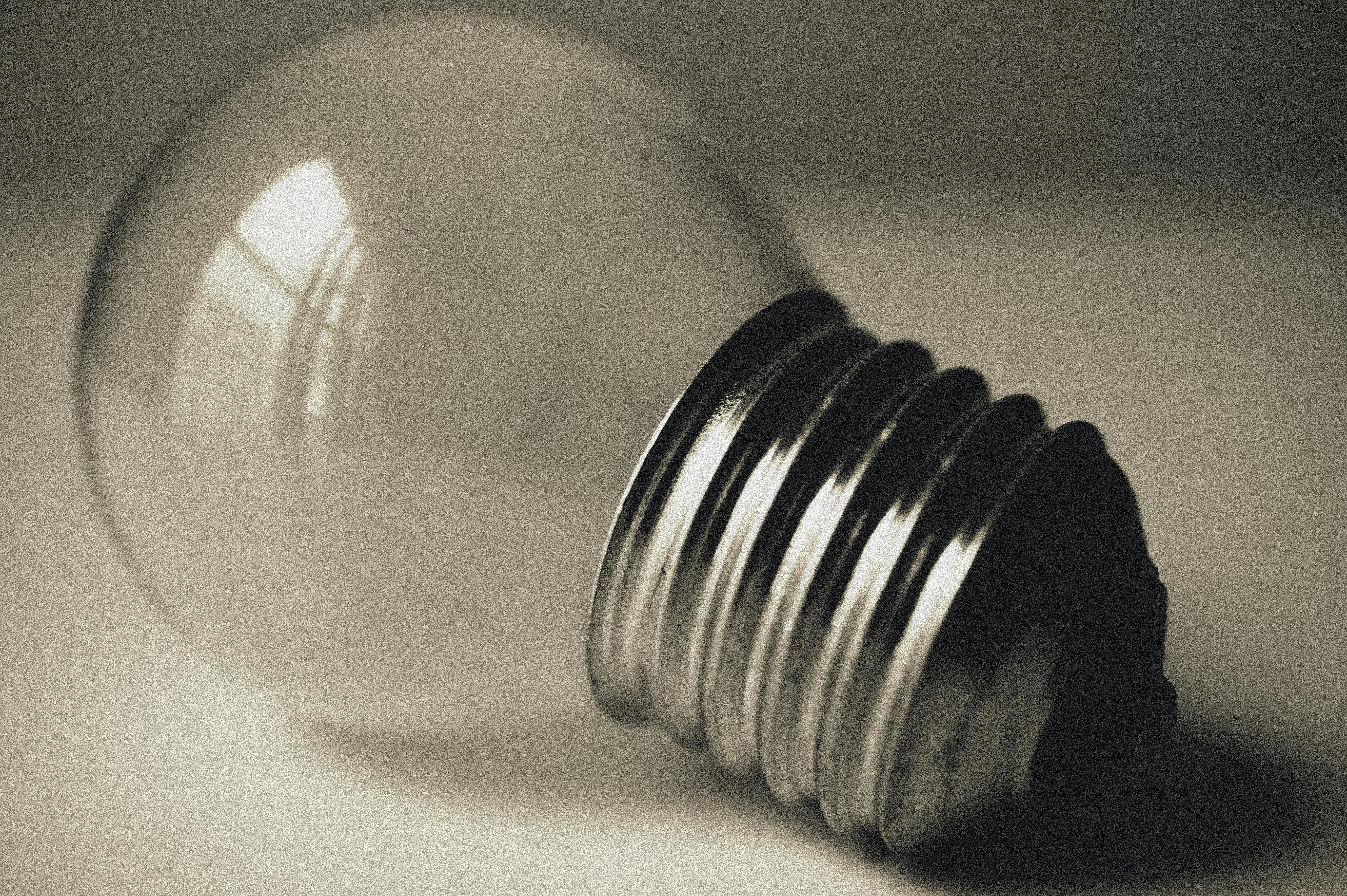 复古风格的灯泡特写镜头中反射出窗户的光线