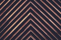 对角木制图案的几何形状创造了现代抽象背景