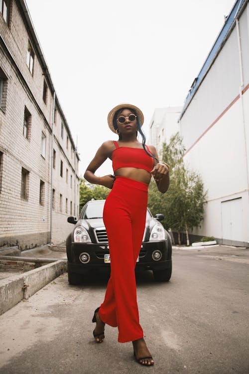 Femme Debout Devant La Voiture