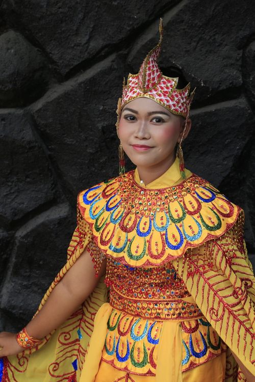 Free Smiling woman in vibrant traditional Balinese attire, showcasing cultural heritage. Stock Photo