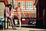 城市小巷中，时尚女性摆出姿势，展示当代时尚趋势