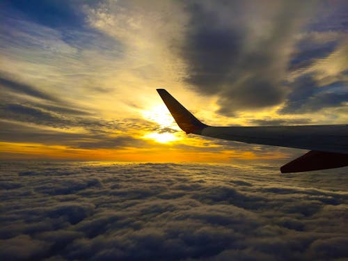 Free Weißes Flugzeug, Das Auf Blauem Und Grauem Himmel Fliegt Stock Photo