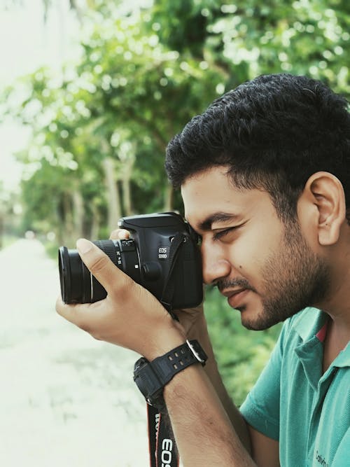 Pria Menggunakan Kamera Canon Eos