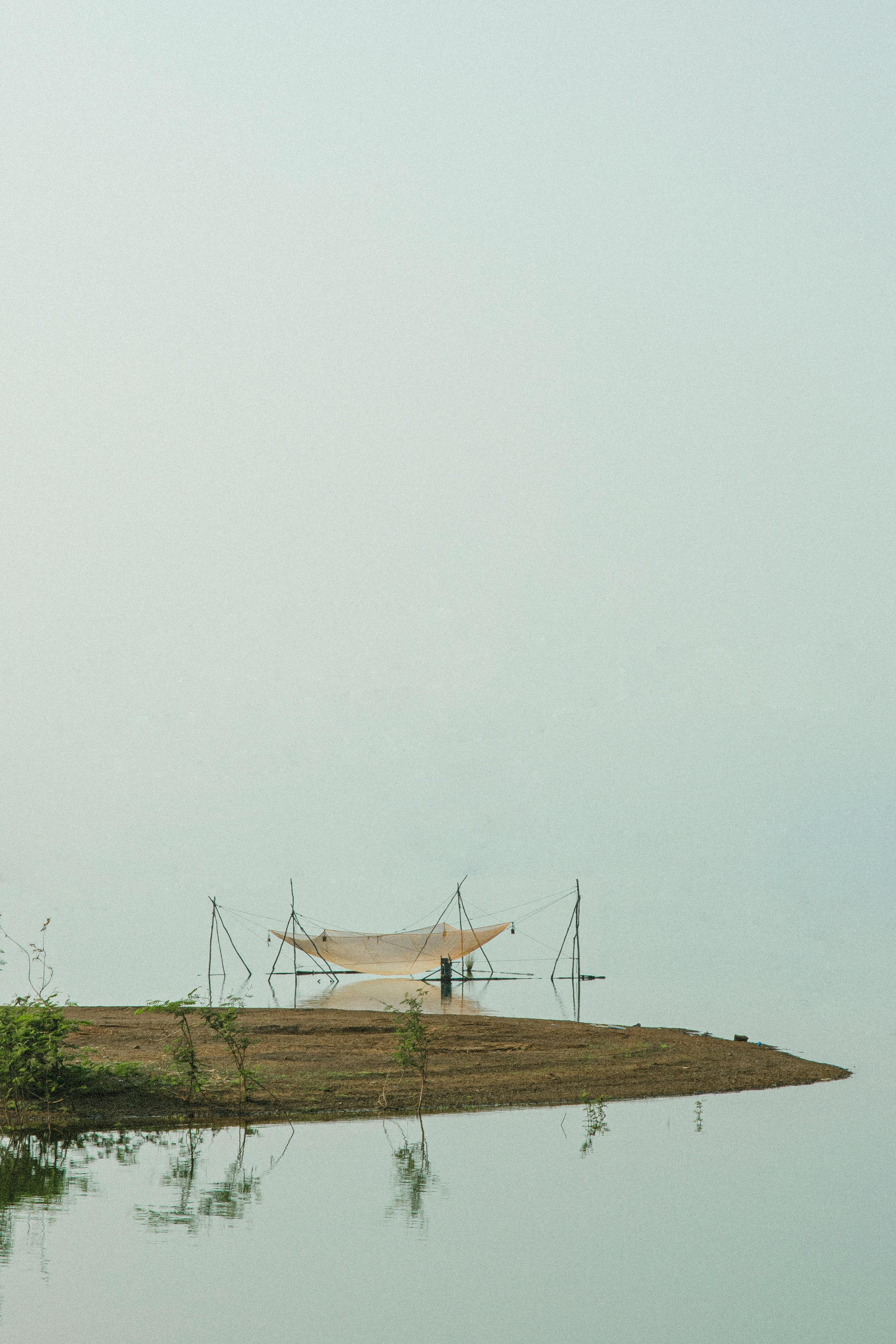 Miễn phí Lưới đánh Cá Màu Trắng Trên Hồ Ảnh lưu trữ