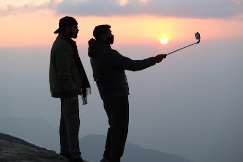 Immagine gratuita di alba, bastone selfie, cielo