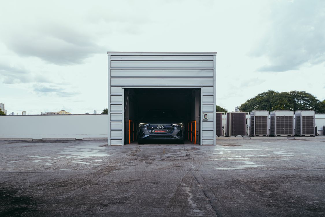 Veículo em garagem em Curitiba, Paraná