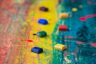 这是一幅生动的抽象艺术特写，画布上色彩缤纷的油漆纹理与立方体交织呈现